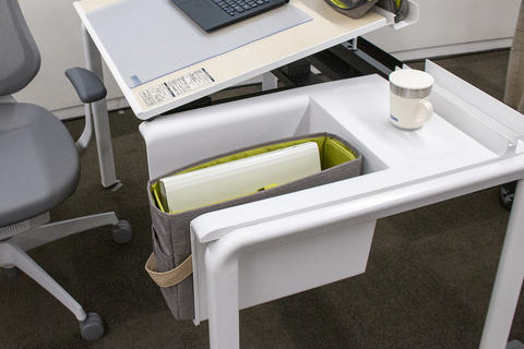 コクヨ「UPTIS」、デスク天板の角度調整で負担の少ない姿勢に