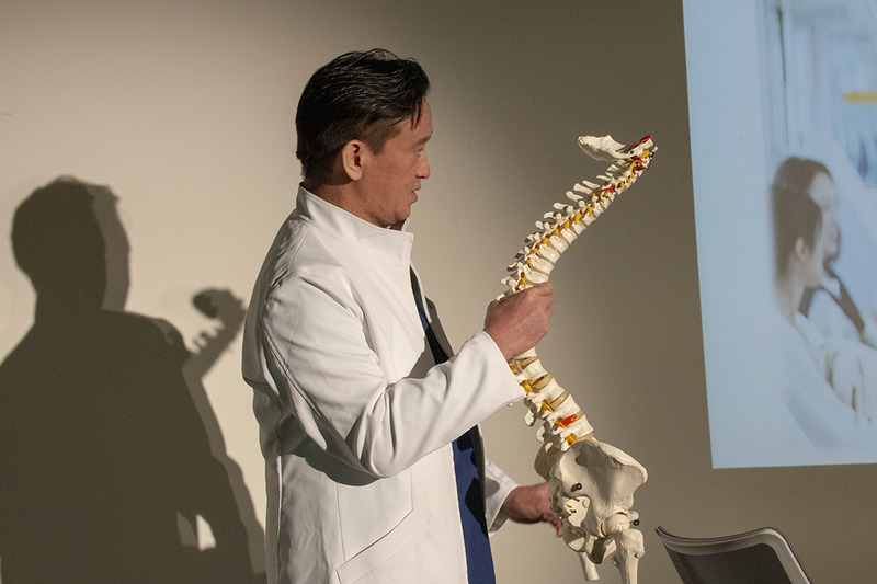 うつむき姿勢のなった様子を再現。この状態になると首への負担が大きい