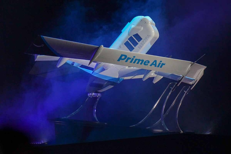 re:MARSで発表された、Amazonの商用配送サービス用ドローン。垂直飛行から水平飛行へ移行できる「ハイブリッド型」であるのが特徴