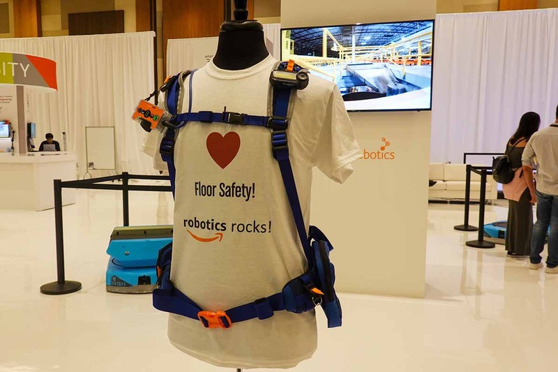 Amazonのファシリティ内で使われている「Robot Safe」。これを着て、事故が起こらないように人間も作業をする