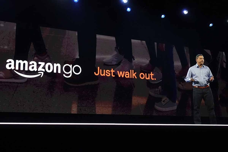 Amazon Goのキャチフレーズは「Just walk out」(ただ歩いて出るだけ)。このシンプルさと素早さが顧客体験の軸だ