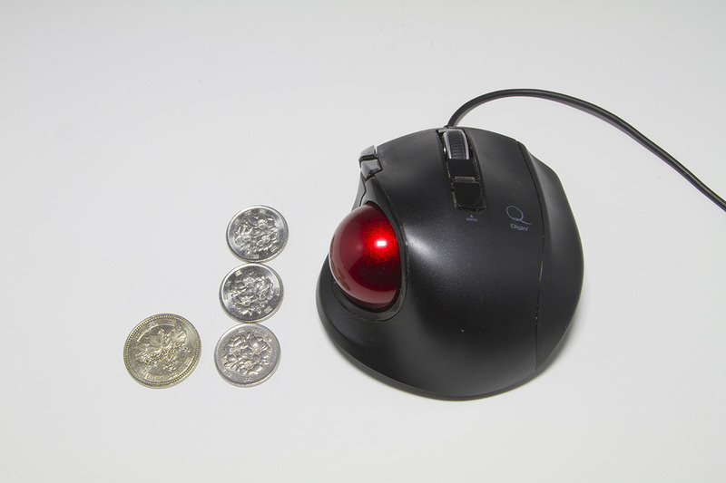 筆者のトラックボールと100円硬貨、500円硬貨