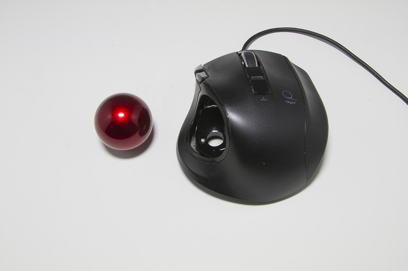 ボールが鮮やかな赤で煌めいているのも好感が持てる見た目