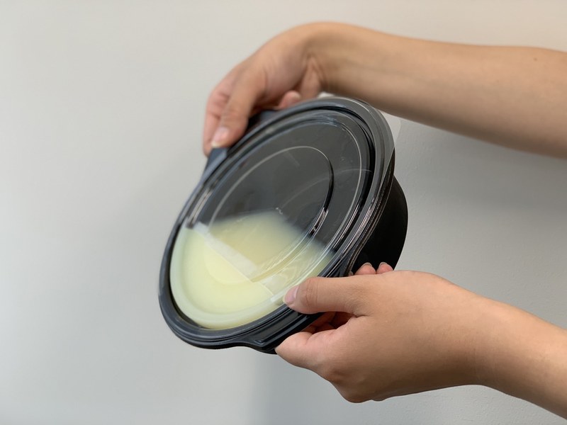 傾けても汁漏れしにくい容器(容器の中身は実際の商品と異なる)