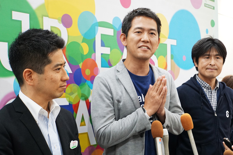 手前からJR東日本リテールネット エキュート品川 店長 清水理三郎氏、フーディソン 代表取締役 山本徹氏、JR東日本スタートアップ 代表取締役社長 柴田裕氏