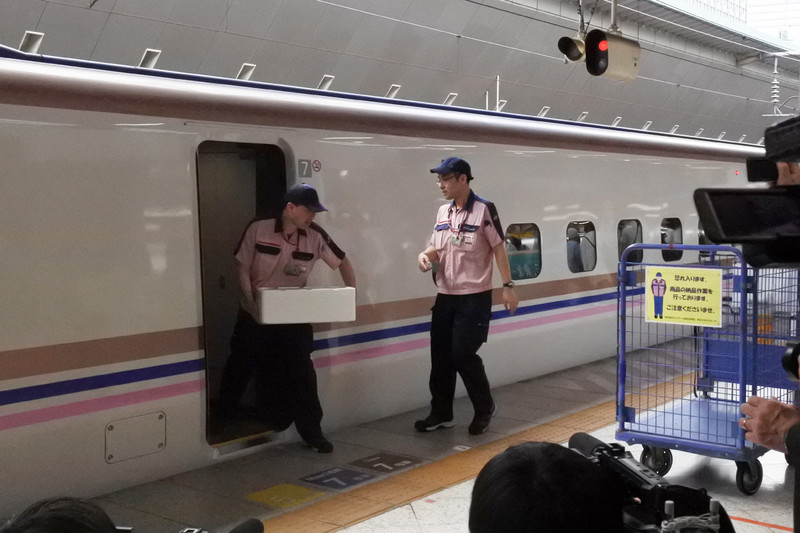 東京駅での荷おろしの様子