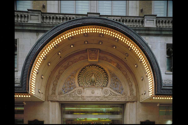 孔雀のレリーフ