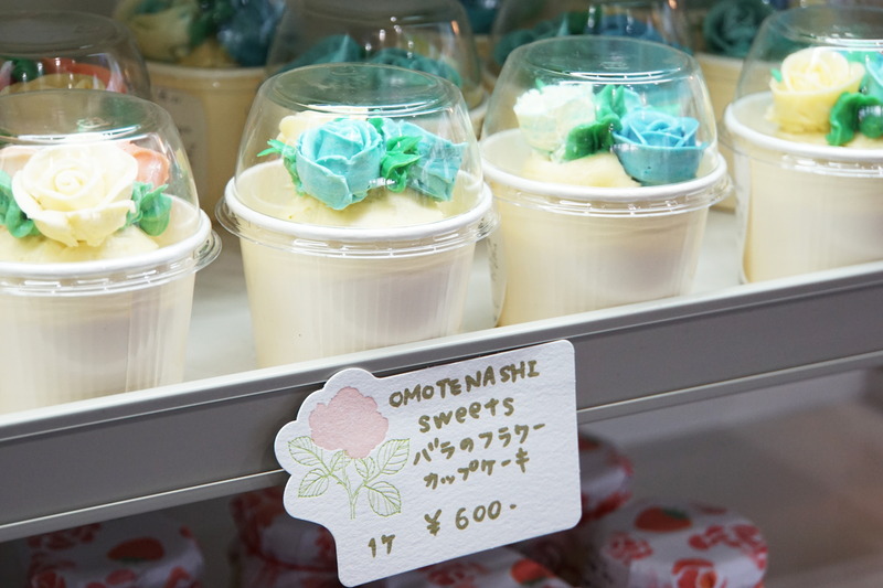 おもてなしスイーツの「バラのフラワーカップケーキ」