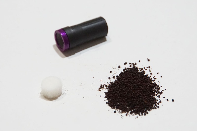 カプセルの中身。手前左がフィルター