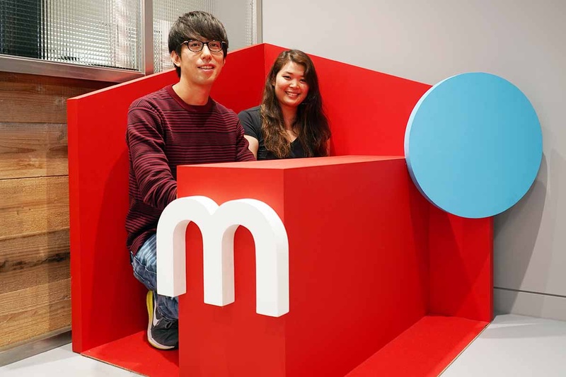 メルペイ クレジットデザインの石川佑樹氏(左)とプロダクトマネージャーであるラートサムルアイパン・カンウィパー氏(右)