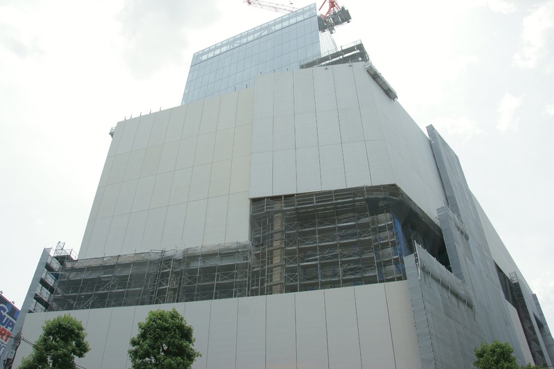 同(公園通り 勤労福祉会館前交差点より)