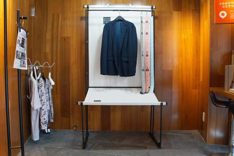 ジャケットの右側に掛けられているのがメジャー