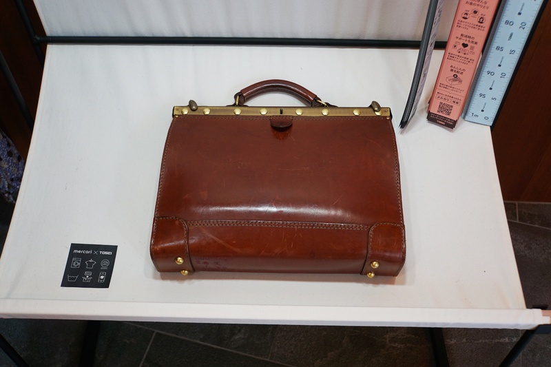 台になった部分に物を置いて撮影ができる