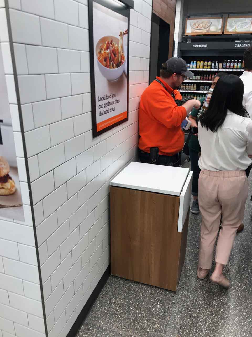 商品を選び終わったら、店舗奥に控えているスタッフに声をかけて会計をしてもらう