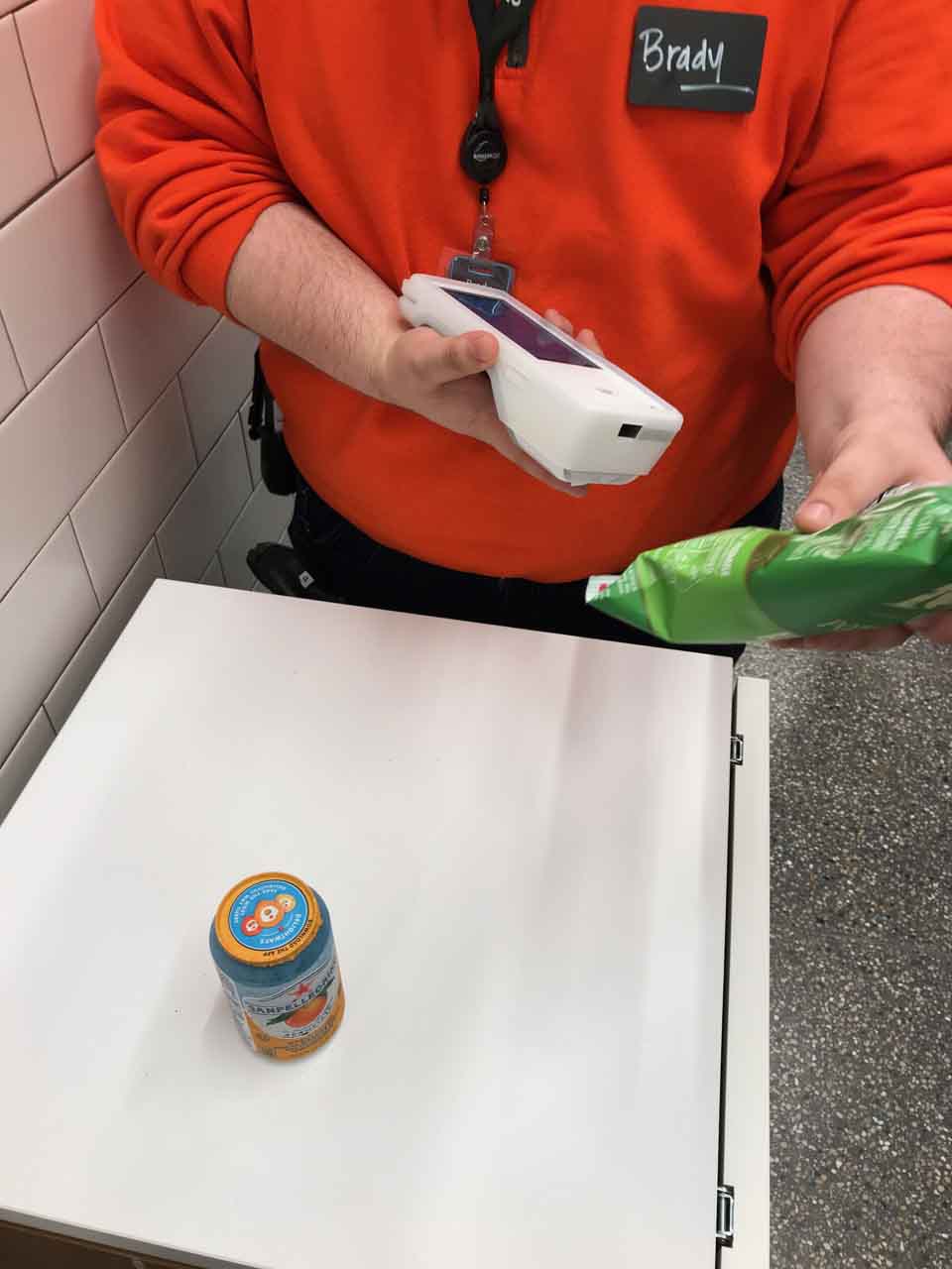 店員は手持ちのハンディ端末でバーコードをスキャン。商品を登録していく