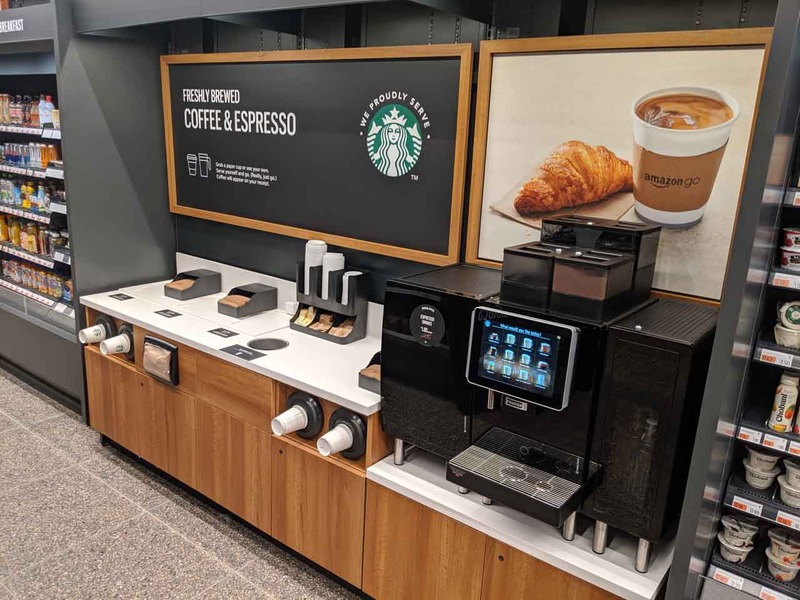 Park Ave店舗の他店との大きな違いとしてコーヒーマシンが設置されており、用意されたカップにコーヒーを注ぐだけで自動的に会計が行われているという