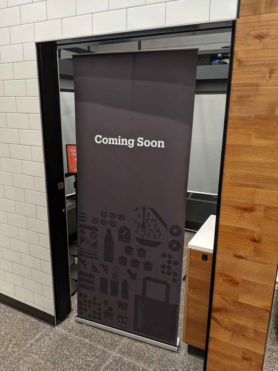 店舗奥には「Coming Soon」と書かれた秘密の店舗領域がある。店員によれば間もなくオープンとのこと