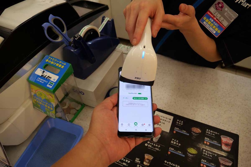 店員に、FamiPayのチャージと伝えて、バーコードを読み取ってもらう