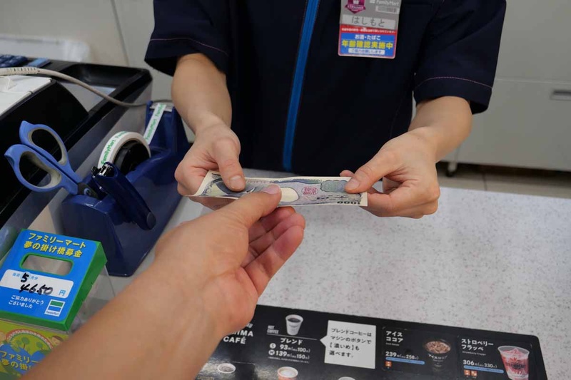 チャージ金額を店員に支払う