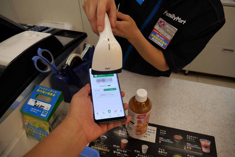 店員がファミペイのコードを読み取る