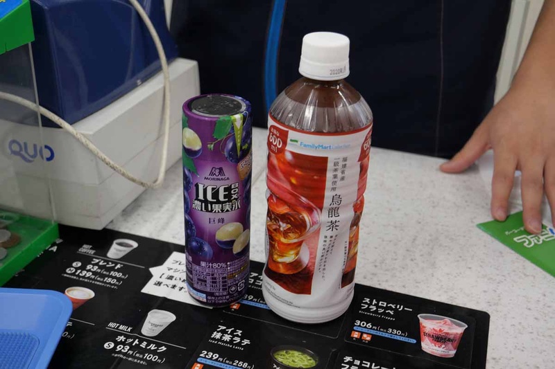 購入する商品を渡し、「FamiPayで支払いたい」と伝える