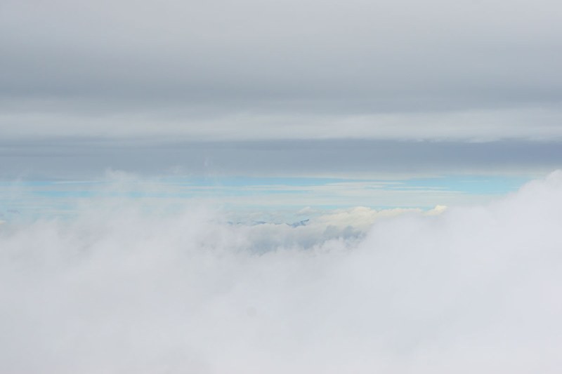 富士山5合目からの風景。あいにくの天気だったが遠くに青空が見えた