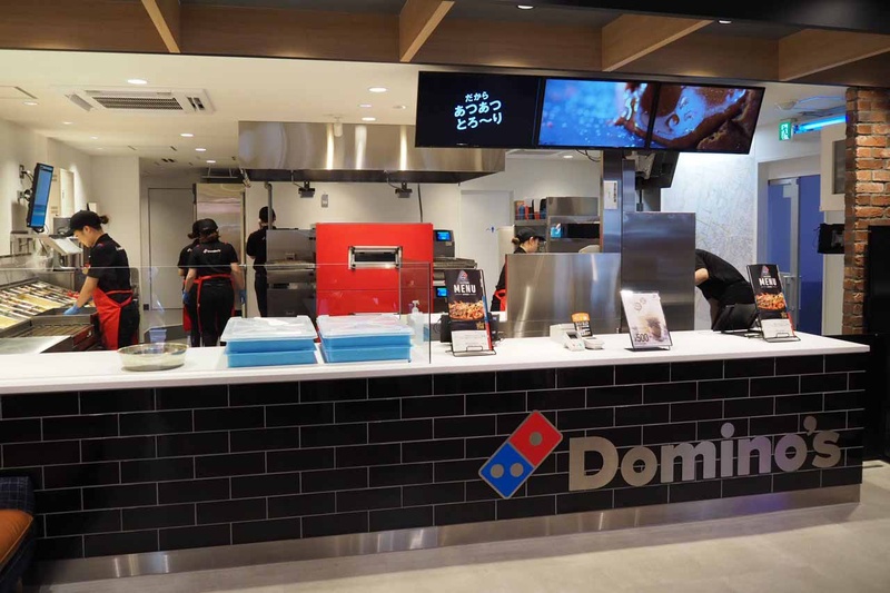 レジの後ろにはオープンキッチンで、ピザを調理する様子を見ることができる