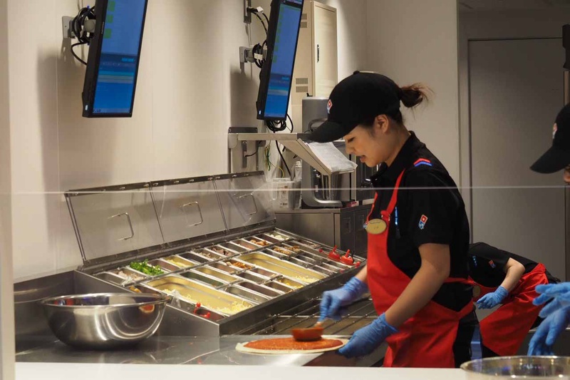 レジの後ろにはオープンキッチンで、ピザを調理する様子を見ることができる