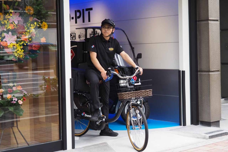 デリバリーバイクからピザを届けるための自転車が発進