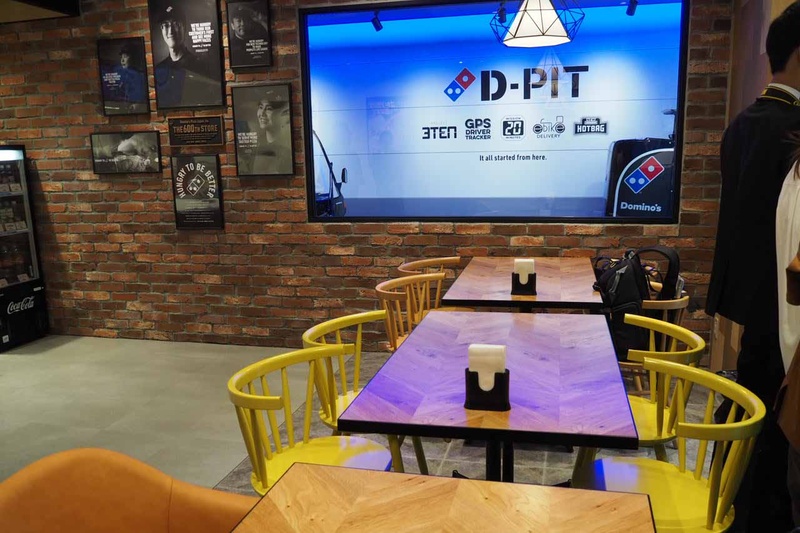 店内にはイートインスペースも設けられ、D-PITの様子が見える大きな窓が設置されている