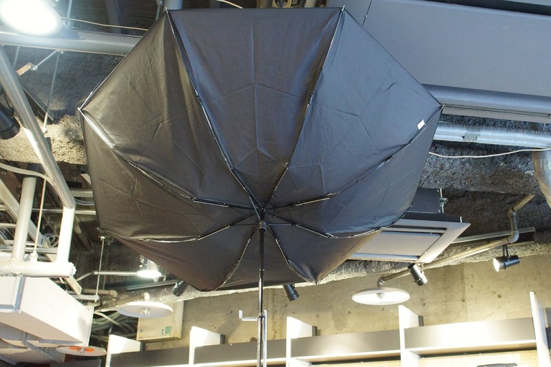 店内では裏返った状態で展示。写真は別モデル