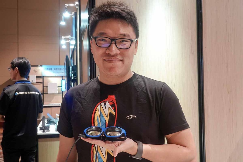 nreal・ファウンダー兼CEOのChi Xu氏。手にしているのはスマートグラス「nreal light」の試作機
