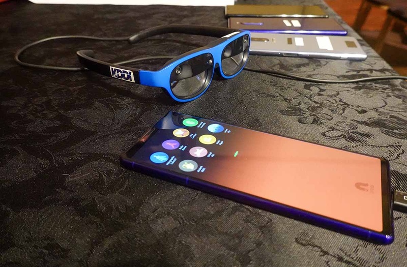 KDDI 5G SUMMITで展示されたnreal light。Androidスマホである「Xperia 1」に特別なソフトを入れた上で利用している