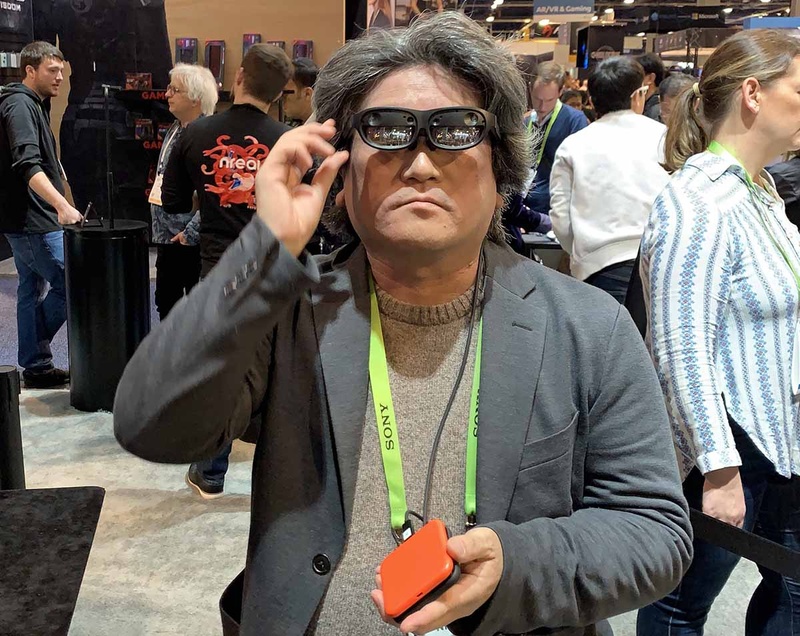 1月のCESで展示されていたnreal light。左手に持っている四角いものが専用の本体。この当時は、このデバイスとセットで使うとされていた