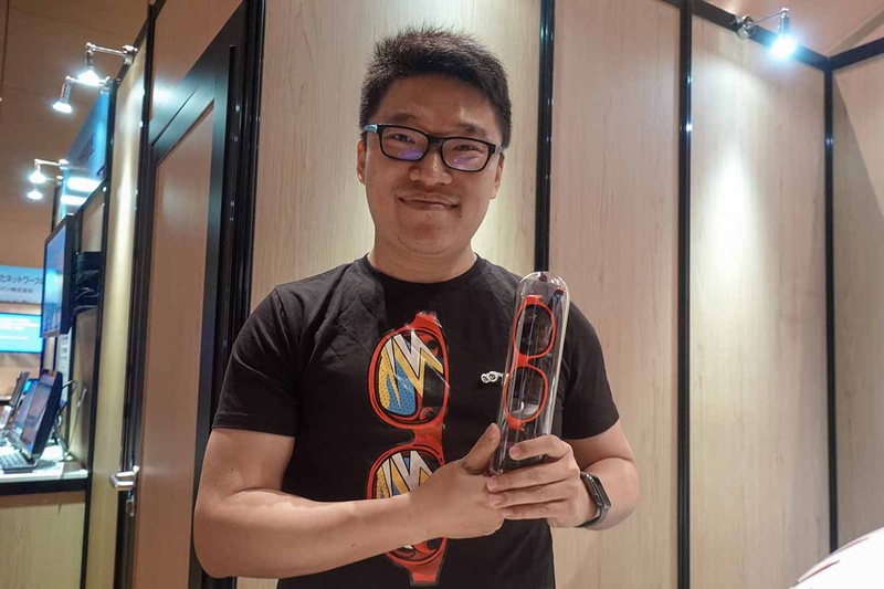 Xu CEOが持っているのは、nreal lightのパッケージ。メガネと変わらないサイズなので、ここまでコンパクトになる