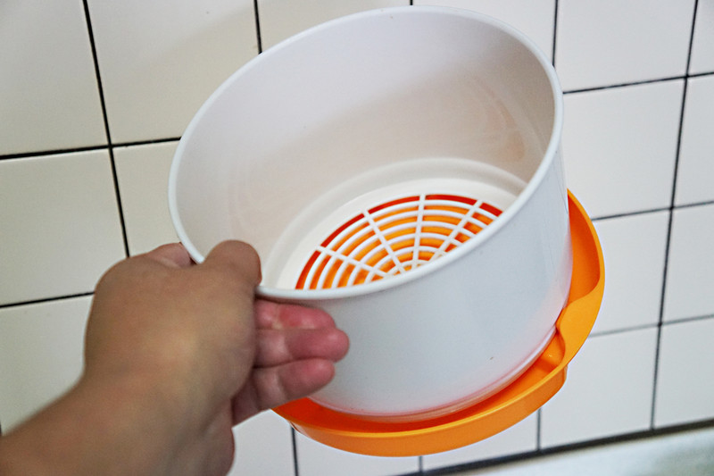 専用の生ゴミバスケットが2個付属。液だれ用の受け皿も付属しており、カチッとセットして本体へ