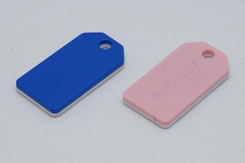 左が第2世代、右が第3世代のMAMORIO。第2世代は原色系、第3世代はパステル系のカラー