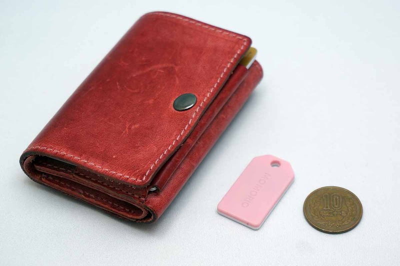 最近購入した財布。カードは3枚程度しか入らないサイズ