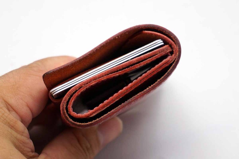 財布を折りたたむと隙間ができる