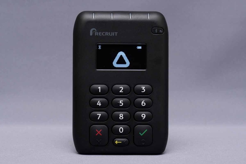 Airペイで利用する決済端末。イギリスのMiura Systemsが開発した小型の決済端末だ