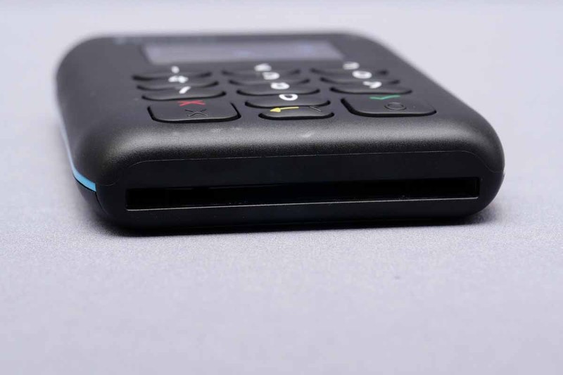 本体下部にICクレジットカードリーダーを用意。ICクレジットカードはここに差し込んで利用する