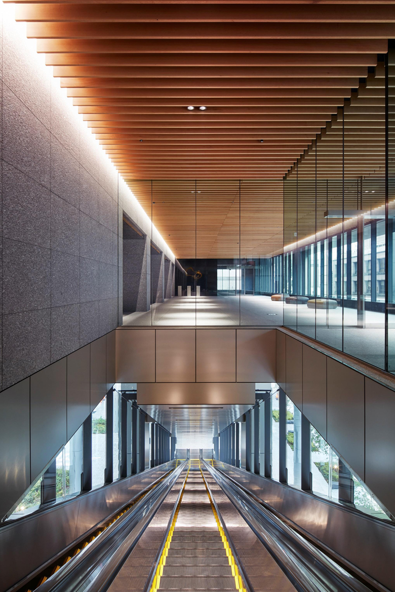ロングエスカレーターとオフィスロビー