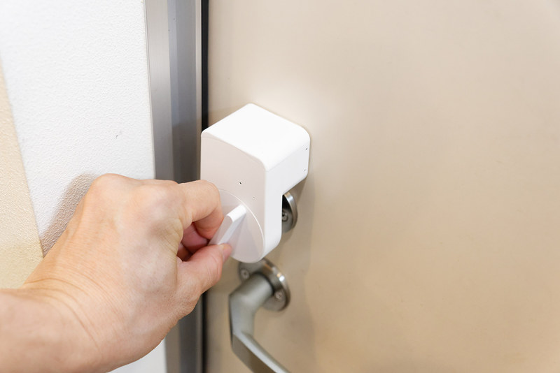 手でノブを回転させて施錠・解錠もできる