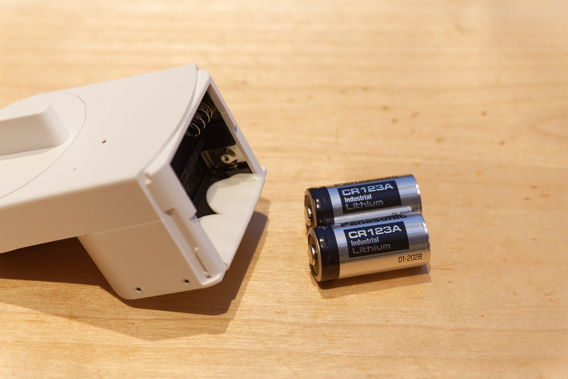 上部には電源となるリチウム電池2本が格納されている。本体は防水加工が施されているわけではないので、扉の開放時に雨で濡れるようなら何かでカバーすることも考えたい