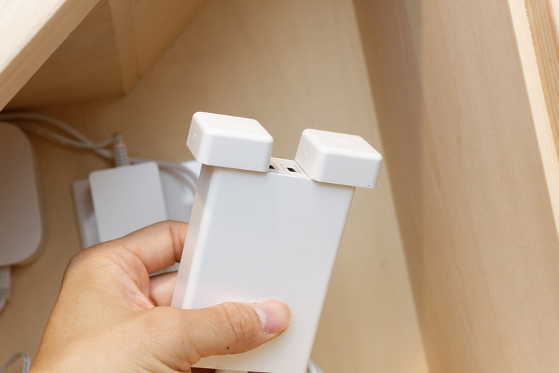 6ポートのUSB充電器にWi-Fiアダプター2個を差し込んだ