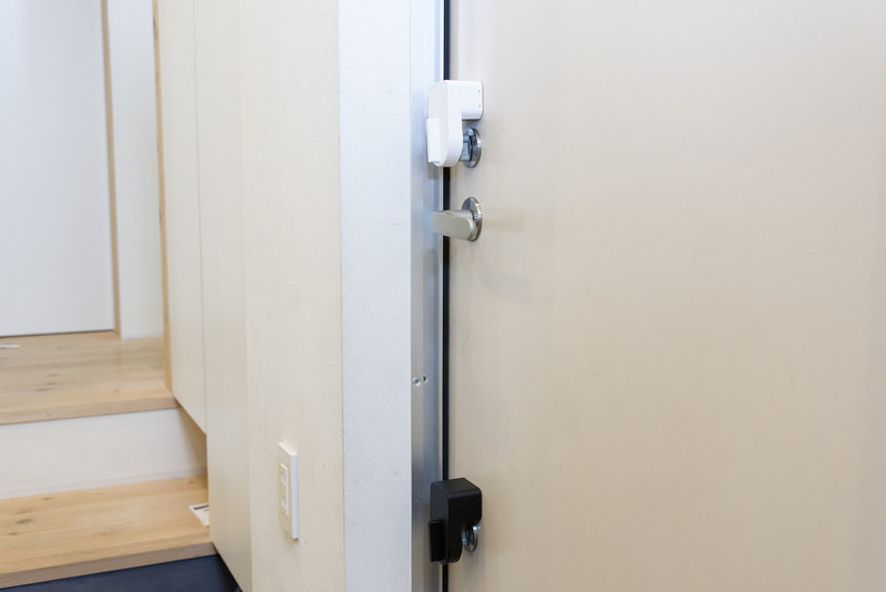 セサミ miniを2個取り付けた玄関扉