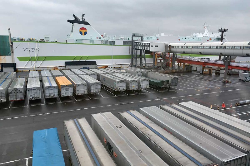 大量の積み荷の奥に見えるのが、今回乗船する「りつりん」