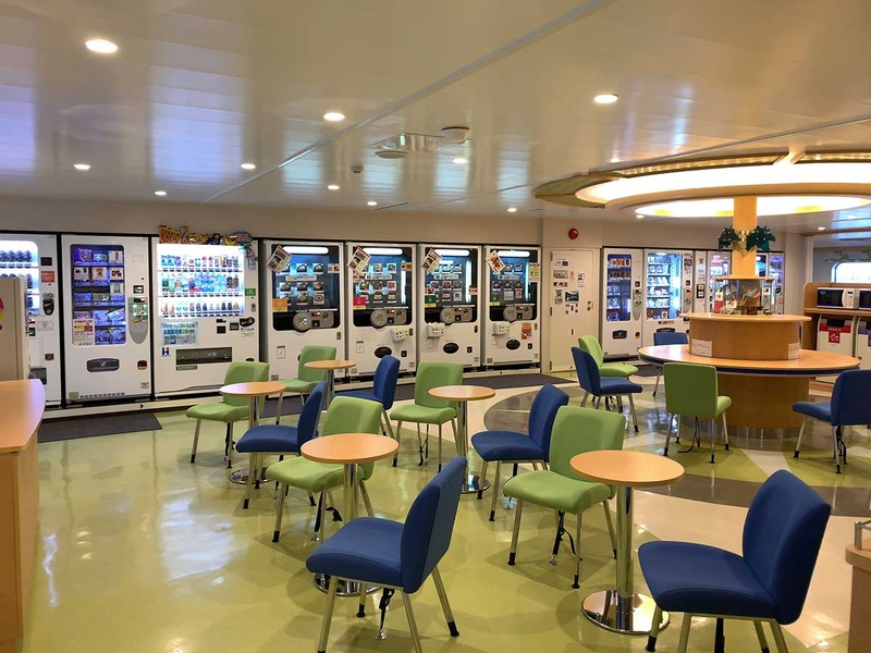 自動販売機が立ち並ぶエントランスホール