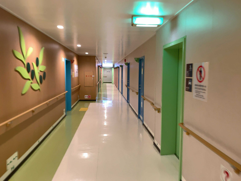 客室の通路。設備はまだ新しい