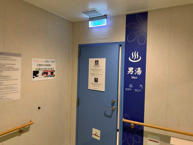 お風呂内はシャワールームと湯船スタイルの2つに分かれている